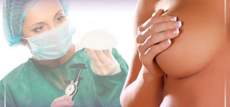 medica atras segurando silicone na mao para cirurgia de mastopexia