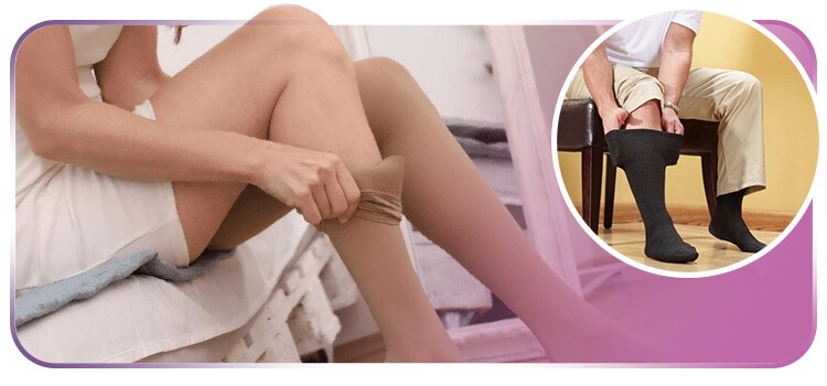 mulher e homem sentados vestindo suas meias de compressao