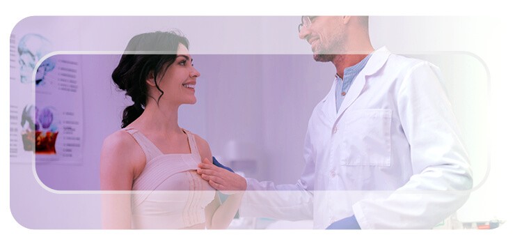 mulher consultando com doutor apos retirada de mama usando sutia pos cirurgico