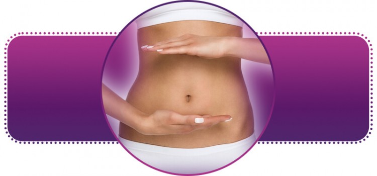 mulher com duas mãos posicionadas na altura do abdomen